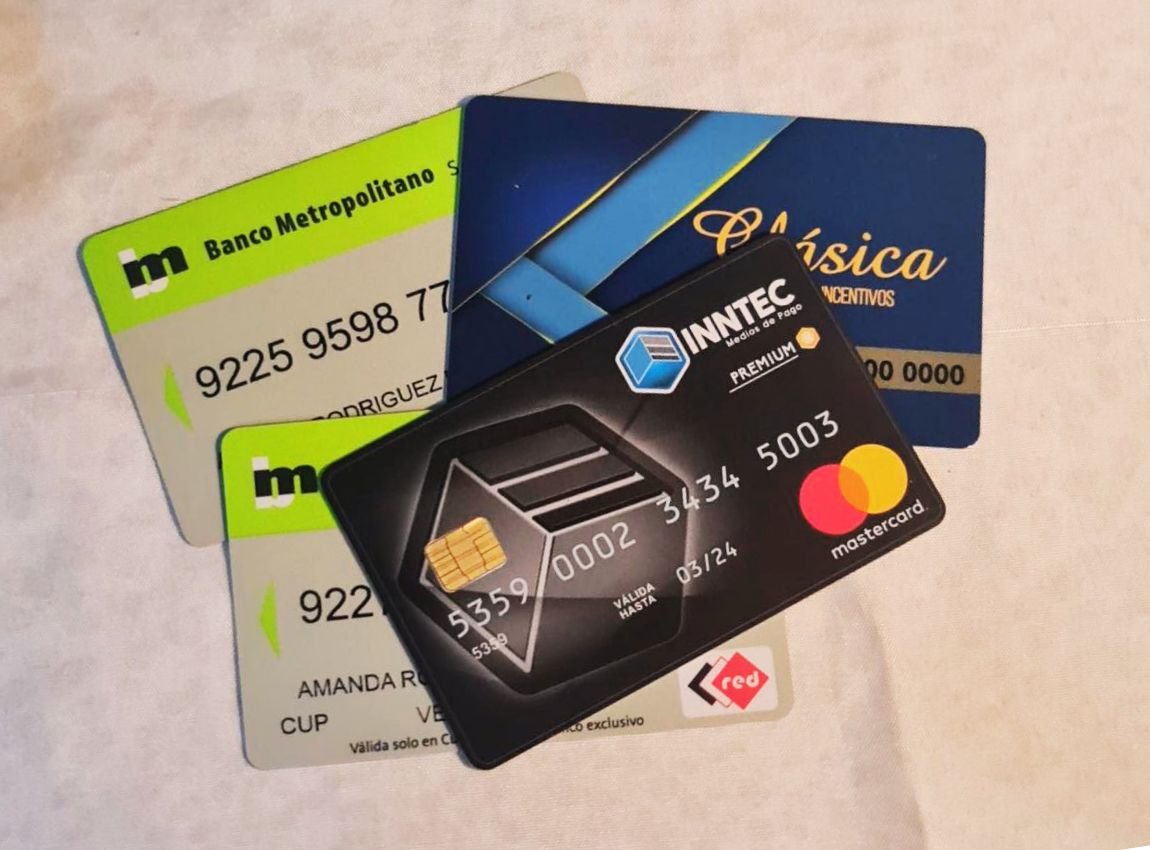 Tarjetas correspondientes a una cuenta bancaria en Cuba