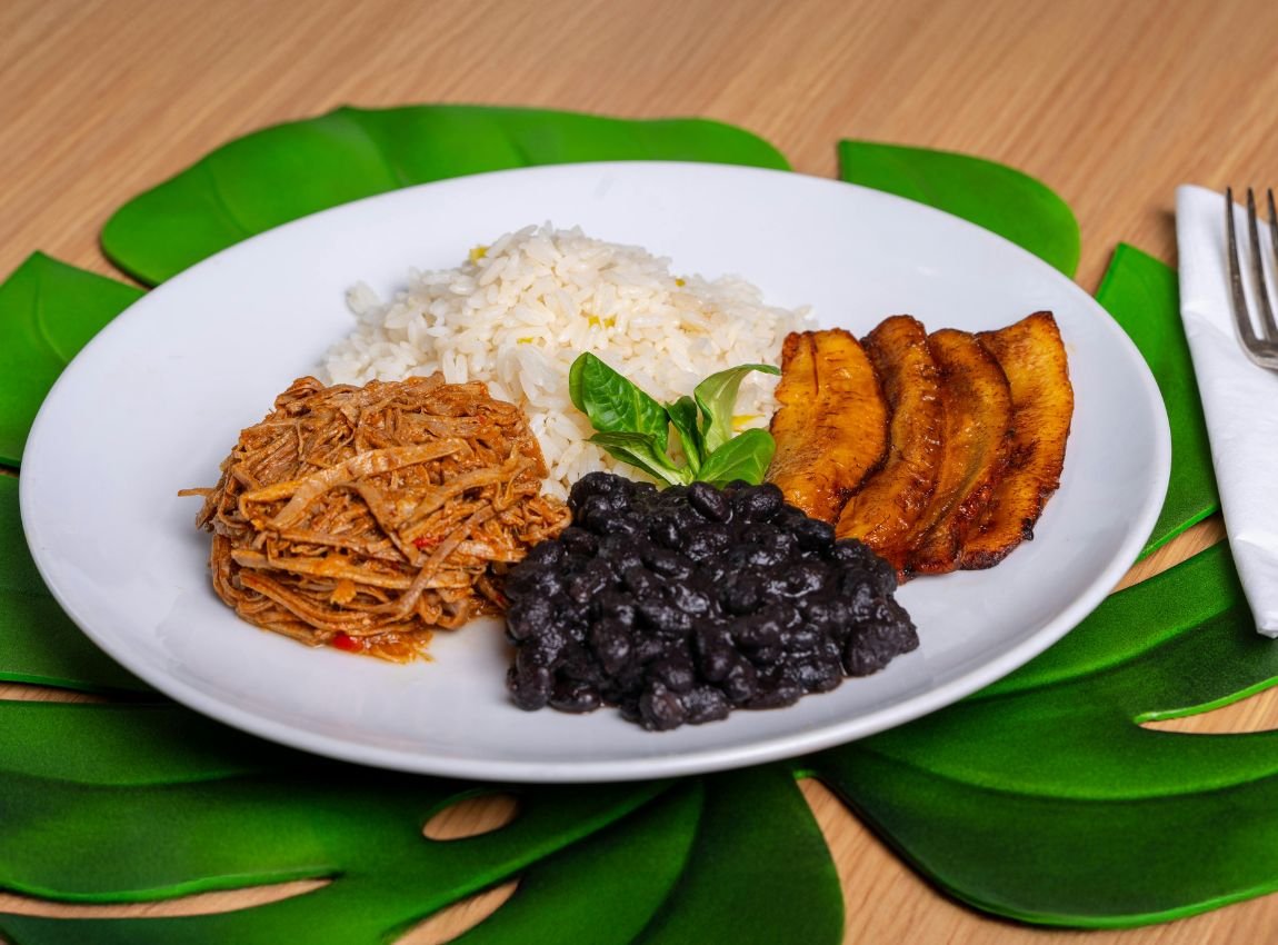 Plato de ropa vieja,arroz, frijoles negros y plátano maduro frito. Comida cubana